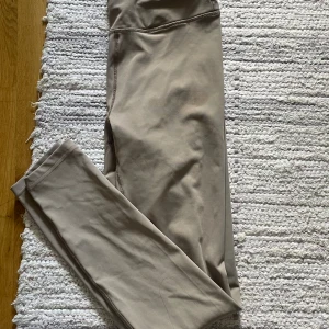 Tränings tights - Knappt använda väldigt bra skick. Stl M