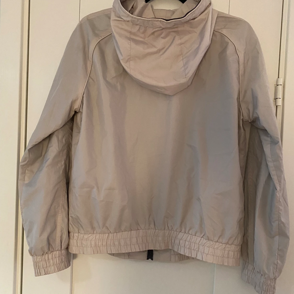 Beige vindjacka från Peak Performance modell Ellie J strl M. - 91