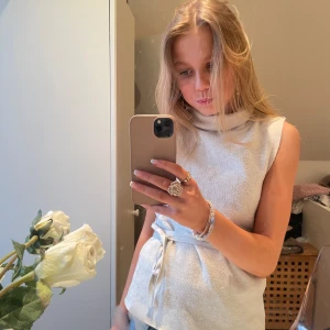 Zara tröja  - Denna fina zara topp är sjukt trendig och passar väldigt bra till sommaren 💝  Jättebra skick inte använt så många gånger. 