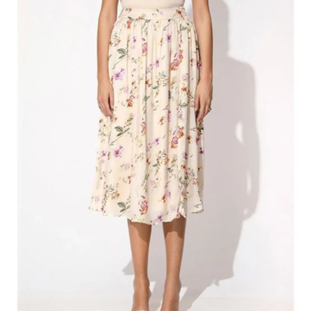 Ett set med kjol och topp från By Malina. Storlek S. Använd en gång. Säljs endast pga att den är lite stor för mig 🥹. Klänningar.