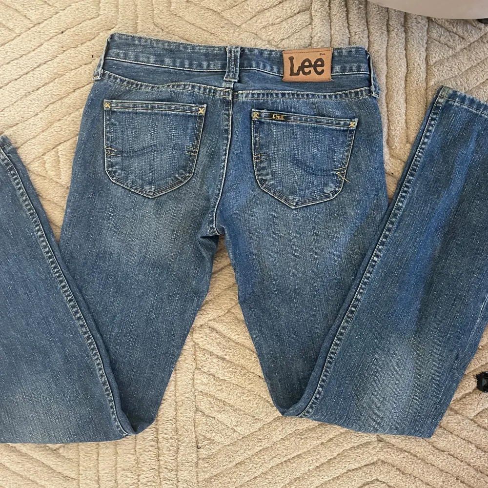 Säljer de här jätte snygga knappt använda LEE jeansen💘då de är lite för stora . Jeans & Byxor.