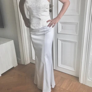 Bröllopsklänning  - Brudklänning  Storlek: 38-40/medium, sydd efter mina mått. Längd: Jag är 163 cm och kan ha 6-7 cm klack. Den fantastiska  toppen är dekorerad med pärlor som är sydda för hand. Mått Från armhåla till armhåla ca 38–40 cm (det går att justera om måttet 