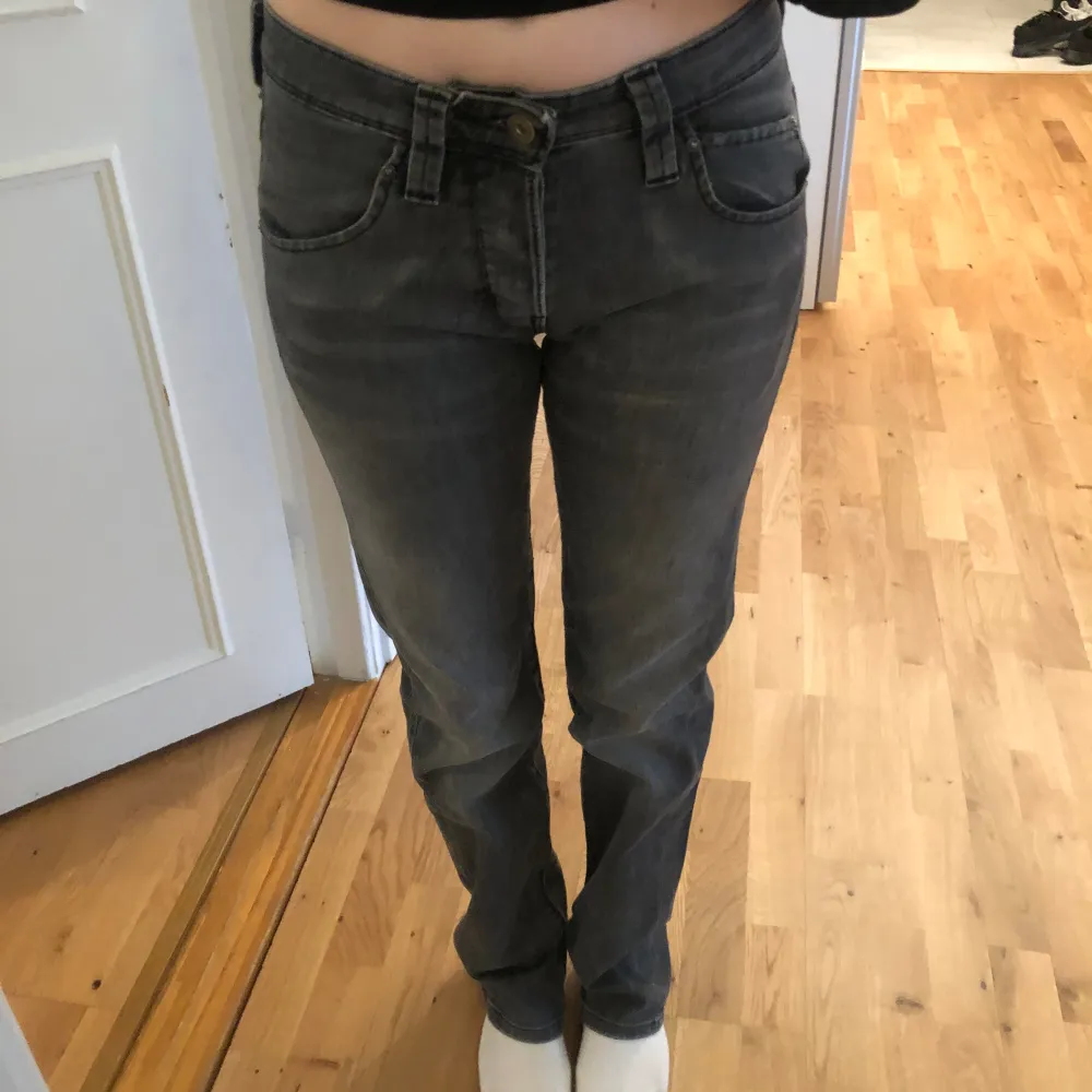 Säljer mina Lee jeans då de är lite för små för mig. Midjemått (rakt över) 39cm innerbenslängd 80cm💘. Jeans & Byxor.