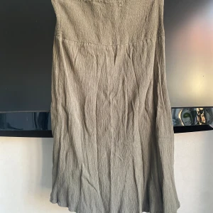 Kjol - Säljer denna kjol/strandklänning, jätte fin till sommaren! Den är lite mörkgrön/olivgrön och är i bra skick. Kontakta vid fler frågor eller intresse!💘🌸