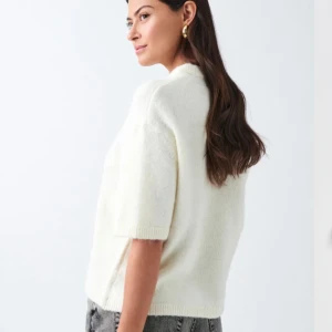 Stickad T-shirt  - Jättefin stickad T-shirt med inga defekter. Har använt 1-2 gånger och säljer pågrund av att jag måste rensa ut kläder💕