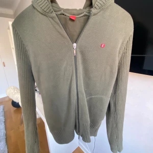 Stickad kofta - Säljer denna stickade kofta med dragkedja från Esprit! Super skön och mysig, men säljer eftersom den inte kommer till användning. Kontakta vid fler frågor eller intresse!💘