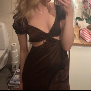 Brun satinklänning - Brun fin miniklänning i satin, i storlek XS ifrån H&m, skön och sitter perfekt, använd fåtal gånger därav mycket bra skick💕