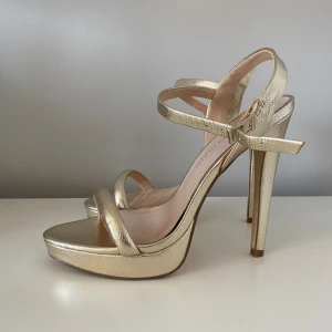 Guldiga klackskor - Superfina klackskor endast använda en gång, storlek 39