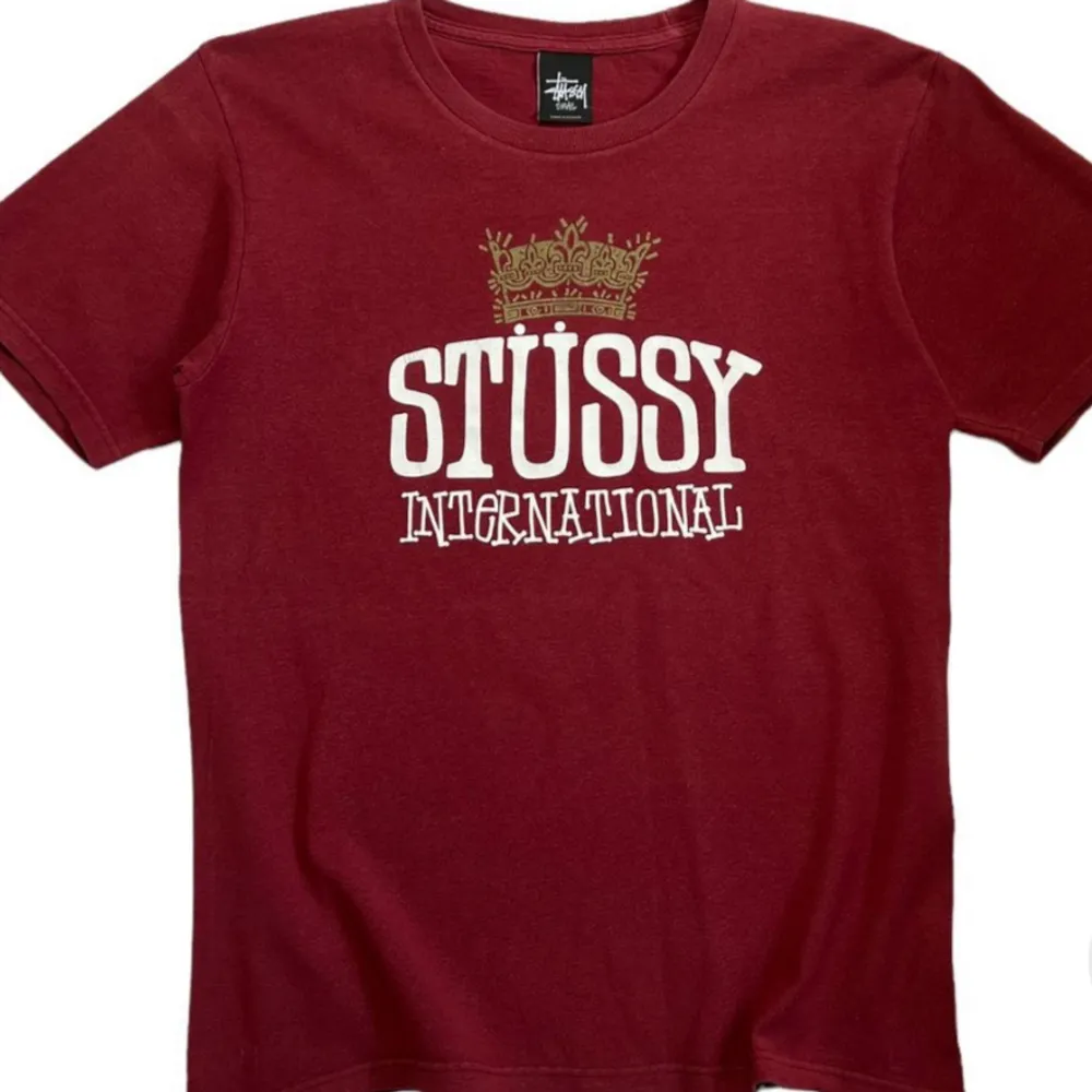 Tja säljer min grymt snygga stussy t-shirt i bra skick. Kom privat om du har några frågor. . T-shirts.
