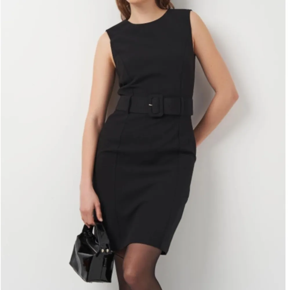 Jättefin svart elegant klänning från H&M. Endast använd en gång, så helt i nyskick!!  Säljer den även i beige (linne), se annan annons.. Klänningar.