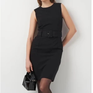 Svart klänning, nyskick  - Jättefin svart elegant klänning från H&M. Endast använd en gång, så helt i nyskick!!  Säljer den även i beige (linne), se annan annons.