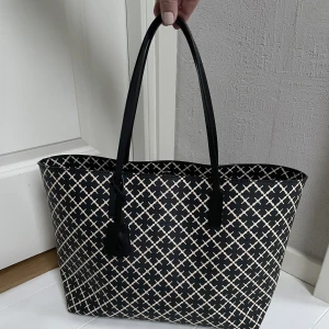 By Malene Birger väska - En skit snygg Malene Birger väska i otroligt bra skick, knappt använd. Väldigt bra utrymme för datorn, sminkväska etc!!😍💕 Ordinarie pris: 2795kr