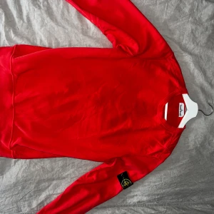 Stone island tröja  - Stone island tröja med en röd orange färg som passar bra året runt! Skick 10/10. Passar M/L & även S Vid smidig affär går pris att diskuteras😃