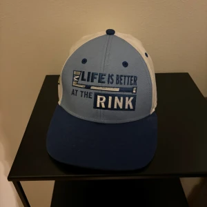 Life is better at the rink keps /grisch keps/ - En otroligt snygg keps nu till varmare dagar med ett snyggt stuk på med den rak båge 