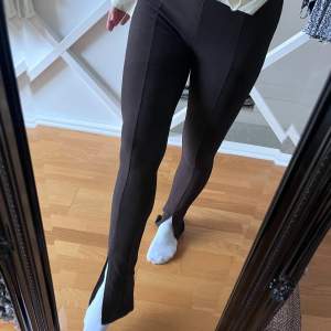 Bruna tights/byxor!  I tjockare ”kostym byxor” material fast snygga tights:) perfekta utgångsbyxan!! Snygg slits nere vid foten som passar både med klack och sneakers! 