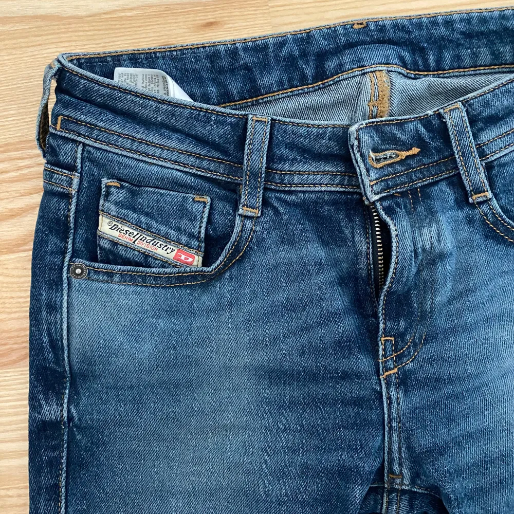 Diesel jeans köpta förra sommaren, endast använda en gång❤️❤️. Jeans & Byxor.