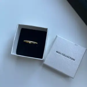 Fin guldig ring med diamanter från muli collection, st 16mm