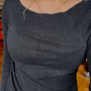 Svart tröja - Svart tröja som är trekvartslång i ärmarna💛 Aldrig använd av mig, därav inga defekter💛