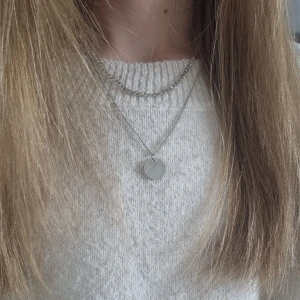Smycken💘 - As snyggt matchande halsband och örhängen i silver. Har tyvärr inte kommit till andvändnig så de e nyskick💗🎀