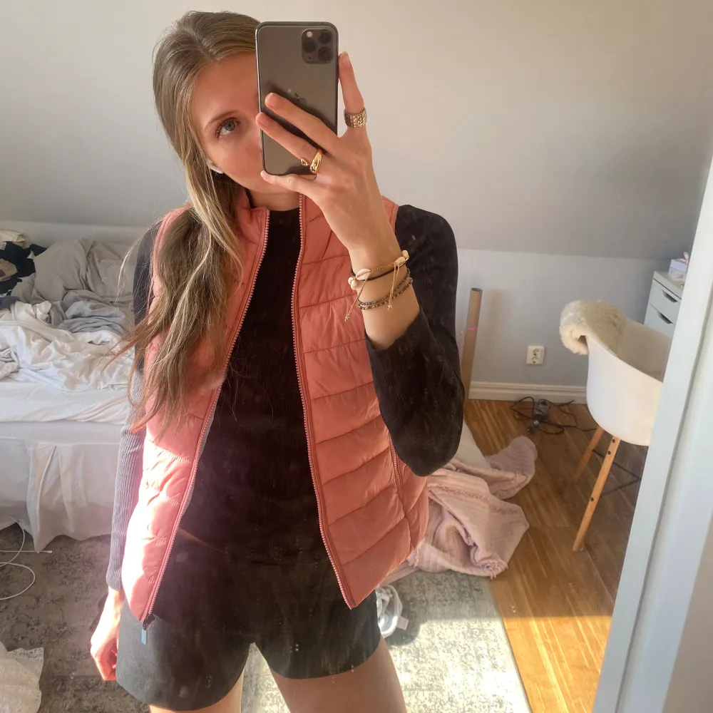 Säljer denna så fina rosa västen från barbour 😍så sjukt mjuk och skön! Nyskick och aldrig använd . Takit.