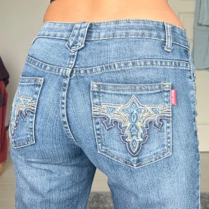 Jeans - midjemått: 34cm rakt över, innerbenslängd: 80cm 💗 