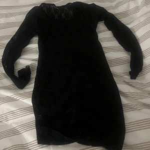 Gina Tricot spetsklänning - Gina Tricot spetsklänning. Jätte fint mönster men passade inte riktigt mig. Perfekt för sommaren för de som gillar. En gammal model tror att jag köpte den för 499 kr men är inte säker… strl M men passar S. säljer för 380 kr.