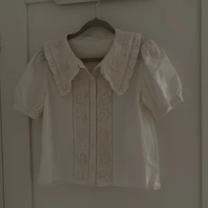 Vit, fin blus💓 - Vit blus med vackra detaljer och krage. Säljer då den är för liten, pris kan diskuteras.❣️