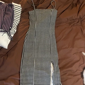 medellång tight klänning med slit - Säljer pga ingen använding och för liten strlk