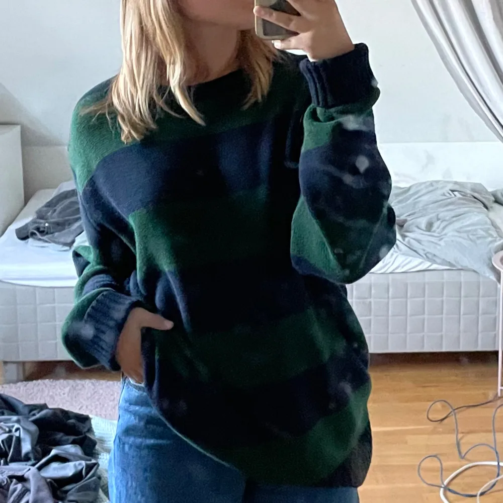 En Brianna sweater från Brandy Melville i färgerna grön och blå. Jag vet inte riktigt vilken storlek det för att dem har bara en storlek men på deras hemsida stor det att den är oversized fit. Säljer den för att ha bytt stil och så.. Stickat.
