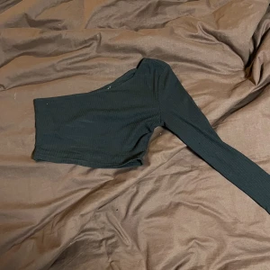 Asymmetrisk topp - En söt croppad topp som bara används 1-2 ggr men som jag köpte på sellpy, ser helt ny ut
