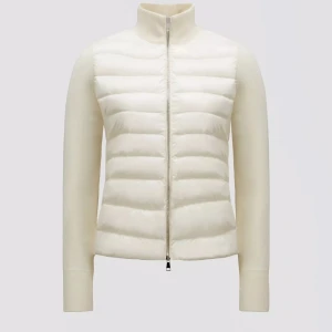 Moncler cardigan - Tänker på att sälja eller byta min super fina vita cardigan, köpt på nk i göteborg, använd men på ett välbevarade sett. Kom privat för egna bilder. Nypris 9710kr Köp gärna!  kan gå ner i pris vid snabb och seriös affär! 