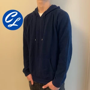 Kashmir Hoodie  - Hej! Nu säljer vi denna sjukt snygga Kashmir hoodien! Tröjan är i bra skick. Storlek 50 Eu sitter som M. Tveka inte att höra av dig vid minsta fråga eller fundering!👍