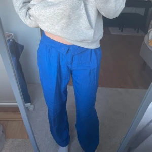 Linnebyxor  - Säljer dessa somriga linnebyxorna då de inte kommer till användning. På första bilden är de nedvikta och sitter lowwaist, på andra bilden ser man de när de är uppvikta.