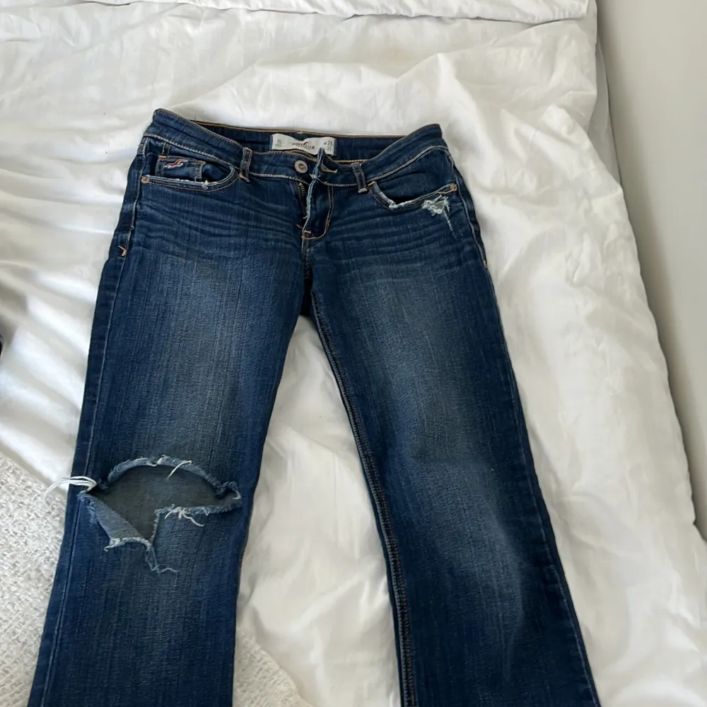 vintage jeans från hollister! strl 25/31 men jag har klippt av dem så passar någon som är runt 160!. Jeans & Byxor.