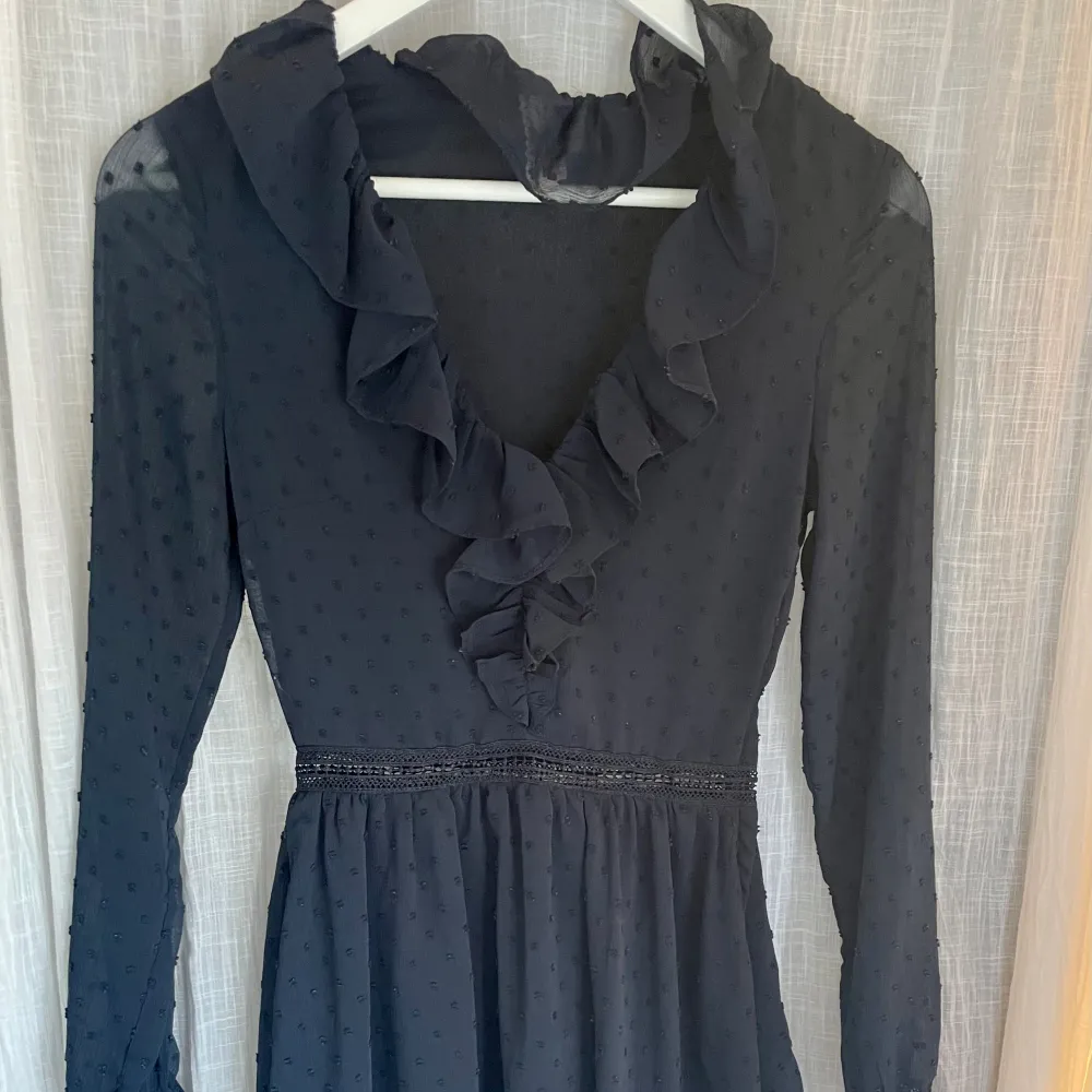 Säljer den här super fina klänningen från h&m då den tyvärr är för liten för mig! . Mekot.