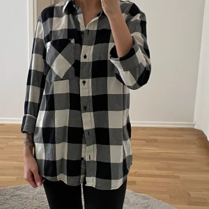 Rutig damskjorta  - Rutig damskjorta, oversize, perfekt skick