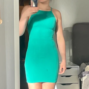 Grön bodyconklänning - Grön bodyconklänning från HM divided, storlek 36. Speciell rygg med band, BH-band täcks ej. Material och sömmar syns på bild 2 och 4. Mycket bra skick!⭐️