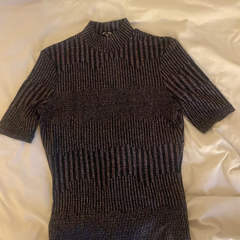 säljer denna glittriga topp/t-shirt med olika glitterfärger (se på bild 2). Strechigt och skönt material (inte stickig). Endast använd en gång! . Toppar.