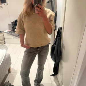 Gråa lågmidjade jeans  - Säljer dessa supersnygga jeans med snygga detaljer på fickorna! Står ej storlek men skulle säga M