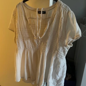 Vit gullig topp - Vintage Chelsea girls. Står ingen storlek men passar s-m. En fläck i sista bild därav priset