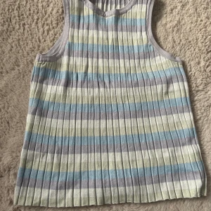 Ribbat linne med olika färger.  - Linnet är i bra material och har använts få gånger. 