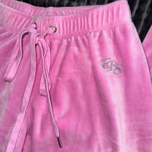 Mjukisbyxor med diamanter  - Superfina och sköna mjukisbyxor från FB Sisters storlek S 💗✨