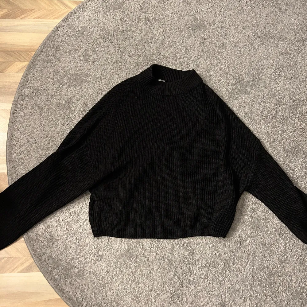 Säljer denna svarta stickade tröja från HM i storlek M men passar även S! Fint skick och säljer den för 100kr+frakt💕. Stickat.