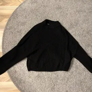 Säljer denna svarta stickade tröja från HM i storlek M men passar även S! Fint skick och säljer den för 100kr+frakt💕