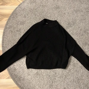 Stickad tröja - Säljer denna svarta stickade tröja från HM i storlek M men passar även S! Fint skick och säljer den för 100kr+frakt💕