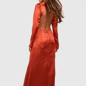 Orange/kopparfärgad jättefin långklänning från Boohoo i storlek 42, men skulle säga att den snarare motsvarar en 40💕 säljer då den var för stor på mig! Pris kan diskuteras (varan är helt oanvänd)