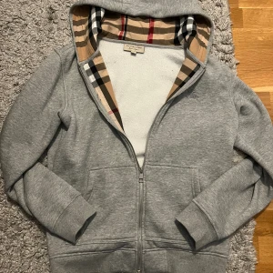 Burberry hoodie  - Burberry hoodie utan snören då jag har tappat bort dom, tröjan är i storlek S. Förutom snörena så finns det inga fel på tröjan. Säljer tröjan då jag inte tycker om den lika mycket som jag gjorde förut 
