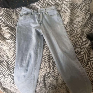 Jeans från shein - Jätte fina ljus blåa jeans från shein med detaljer bak fickorna. De ska vara eld. Säljs för 70 kr då jag köpte dom ganska billigt på grund av rabatter. Storlek xxs petite. 
