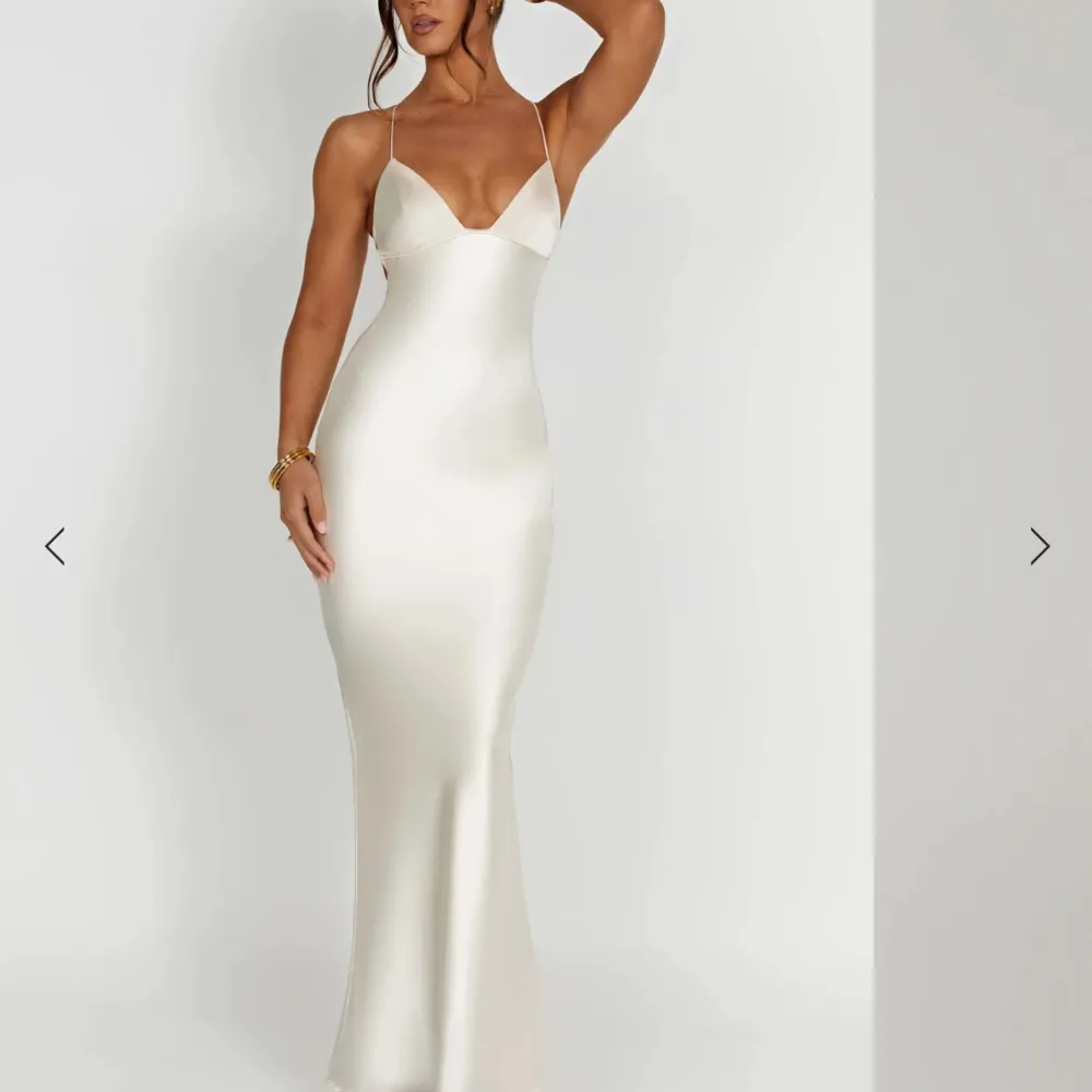 Säljer denna balklänning då jag glömde att lämna tillbaka den. Den ser ut att vara vit på hemsidan men den är mer champagnefärgad. Den är endast testad och lappen sitter kvar. Köpt för 1200kr plus tull💗. Klänningar.