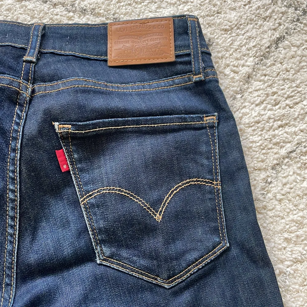 Säljer ett par skitsnygga jeans från Levi’s då de har blivit för små för mig. De är i nyskick. Köpta för 1249kr säljer för 500. Om man vill ha bild på så kom privat!!. Jeans & Byxor.